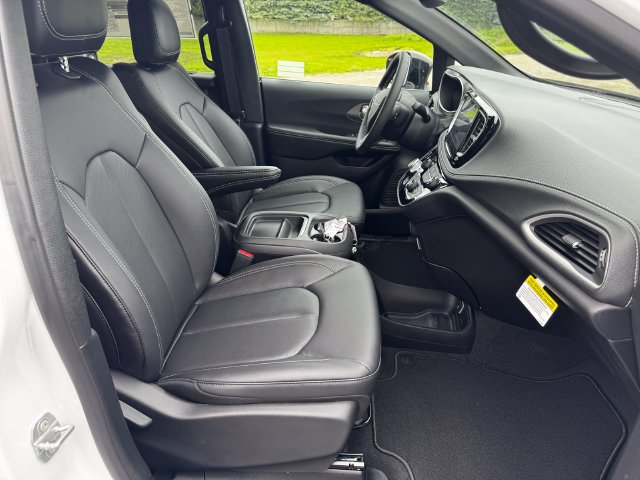 New 2027 Chrysler Pacifica Select FWD image 14