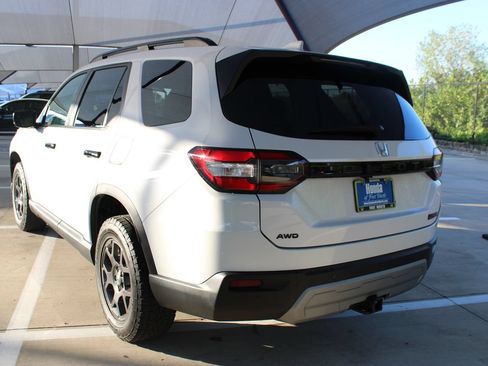 Used 2025 Honda Pilot TrailSport image 3