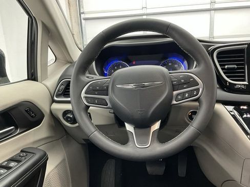 Used 2024 Chrysler Pacifica Touring-L image 9