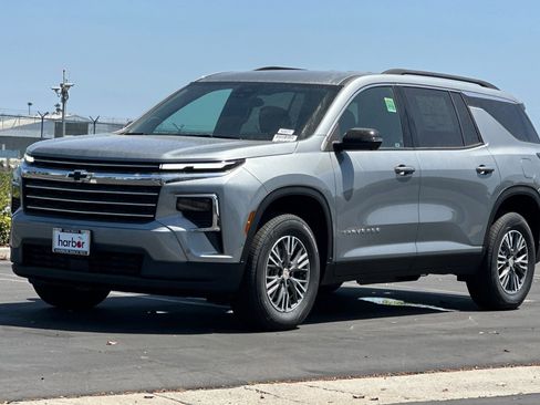 New 2025 Chevrolet Traverse LT w/ Enhanced Driving Package image 8