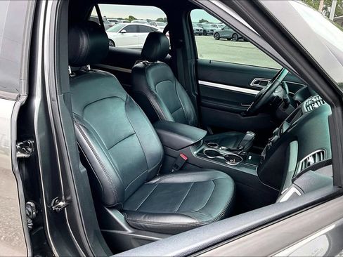 Used 2017 Ford Explorer XLT w/ Equipment Group 202A FWD image 9