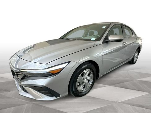 Used 2025 Hyundai Elantra SE FWD image 4