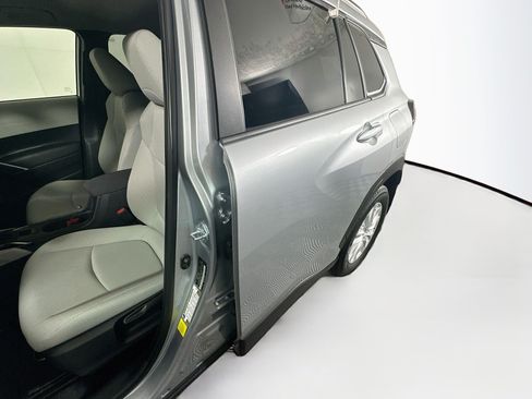 Used 2025 Toyota Corolla Cross LE FWD image 12