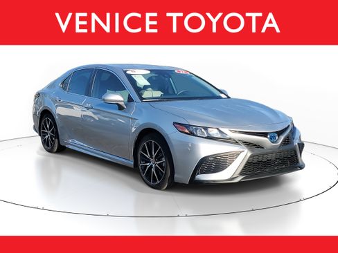 Certified 2022 Toyota Camry SE image 1