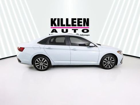 Used 2025 Volkswagen Jetta SE FWD image 8