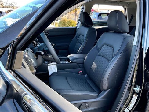 New 2025 Nissan Pathfinder SV image 9