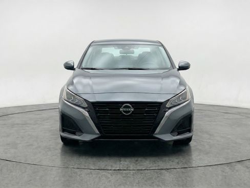 Used 2025 Nissan Altima 2.5 SV FWD image 2