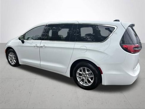 Used 2023 Chrysler Pacifica Touring-L FWD image 8
