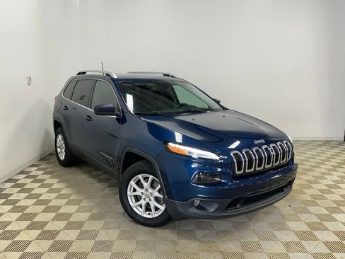 Used 2018 Jeep Cherokee Latitude image 3