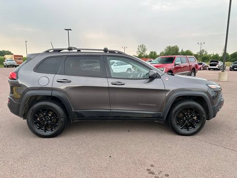 Used 2018 Jeep Cherokee Trailhawk AWD/4WD image 34