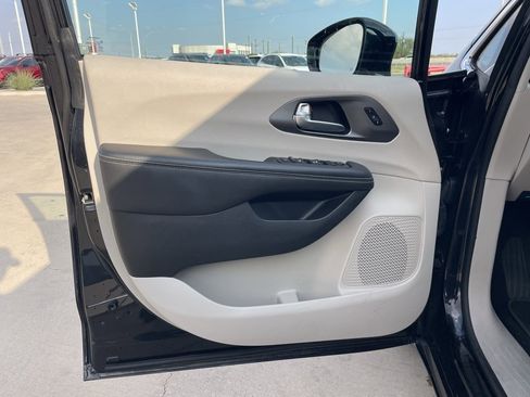 Used 2024 Chrysler Pacifica Touring-L image 12