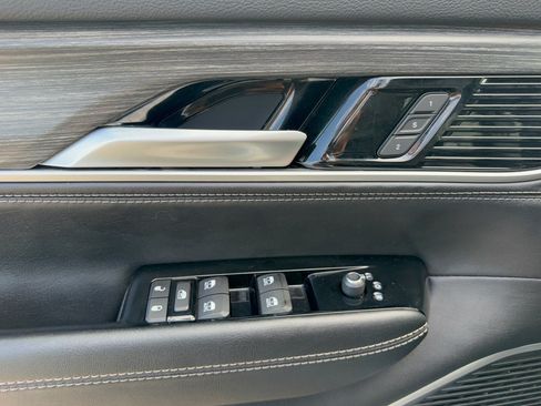 Used 2024 Jeep Wagoneer L Series II w/ Flexible Seating Group RWD image 15