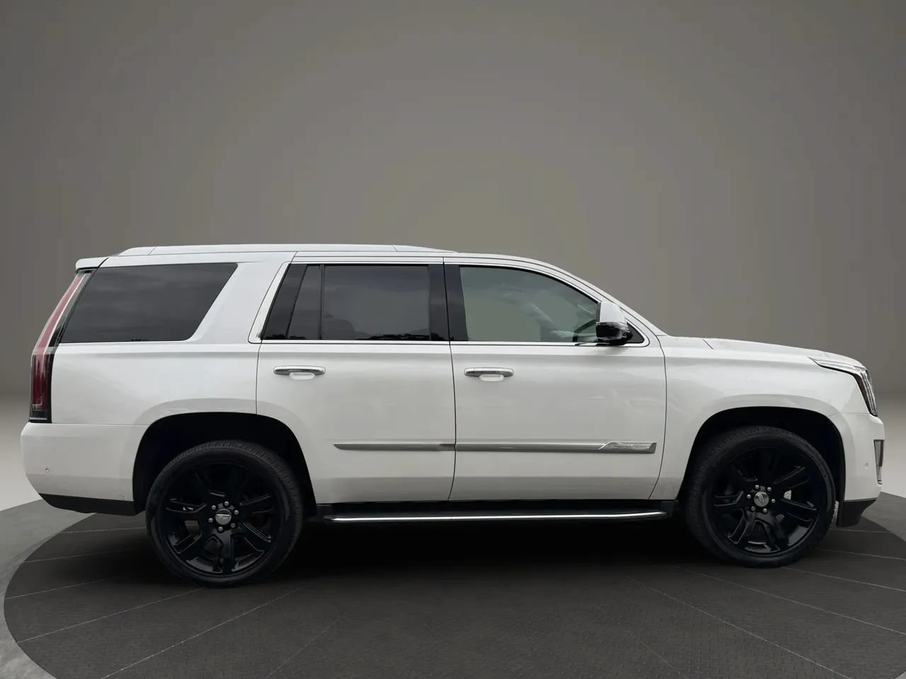 Used 2018 Cadillac Escalade Luxury AWD/4WD image 4