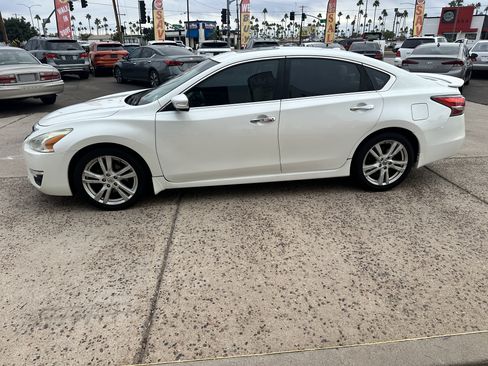 Used 2014 Nissan Altima 3.5 SL w/ Technology Package image 2