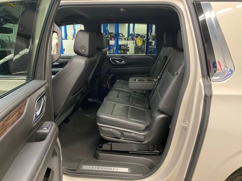 Used 2021 Chevrolet Suburban LT RWD image 19