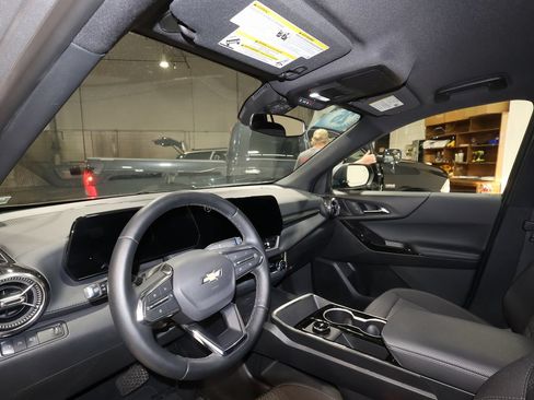 Used 2026 Chevrolet Equinox LT FWD image 9