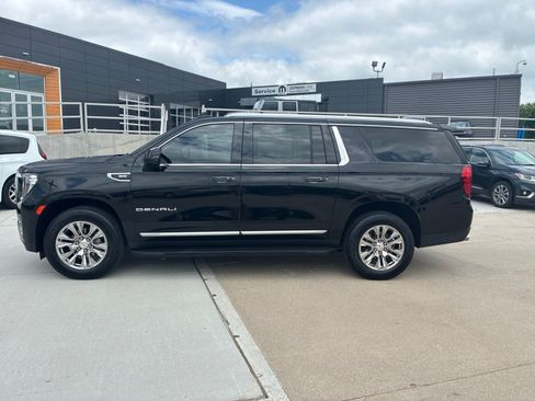 Used 2022 GMC Yukon XL Denali AWD/4WD image 2