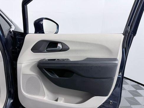 Used 2022 Chrysler Pacifica Touring-L w/ Uconnect Theater Family Group image 10