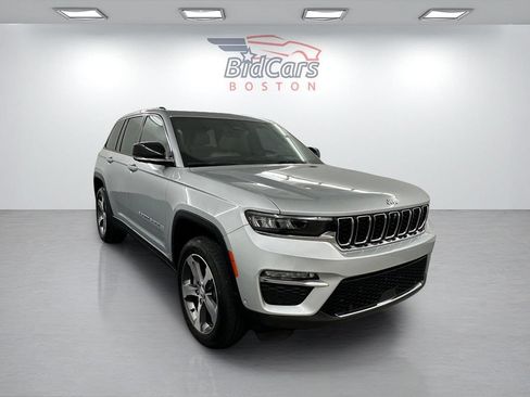 Used 2022 Jeep Grand Cherokee Limited 4xe w/ Luxury Tech Group II AWD/4WD image 3