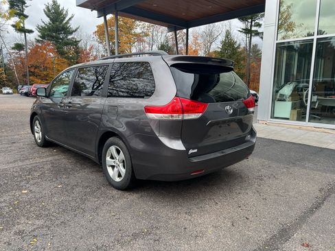 Used 2014 Toyota Sienna LE image 3