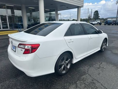 Used 2014 Toyota Camry SE w/ Leather Package FWD image 2