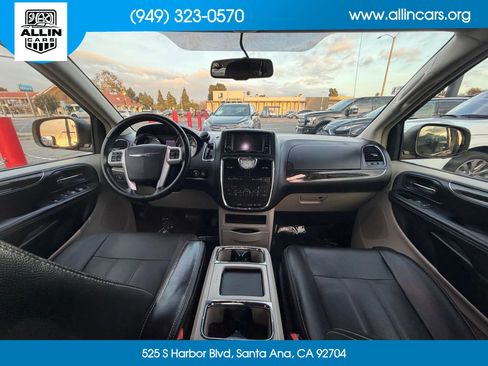 Used 2016 Chrysler Town & Country Touring w/ Driver Convenience Group FWD image 11