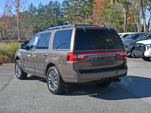 Used 2017 Lincoln Navigator Select image 3
