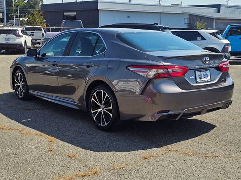 Used 2018 Toyota Camry SE FWD image 5