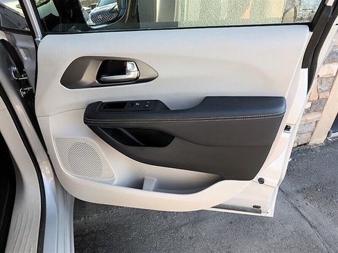 Used 2024 Chrysler Pacifica Touring-L FWD image 29