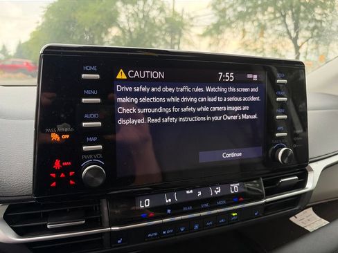 Used 2023 Toyota Sienna XLE FWD image 16