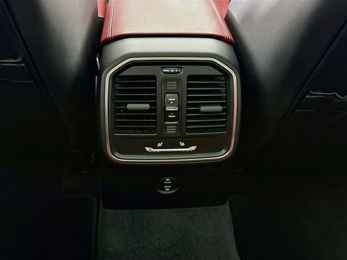 Certified 2025 Porsche Macan AWD/4WD image 27