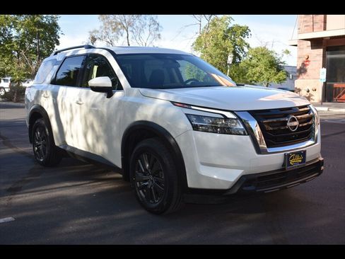 Used 2022 Nissan Pathfinder SV w/ SV Premium Package FWD image 2