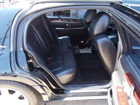 Used 2011 Lincoln Town Car Executive L RWD image 19