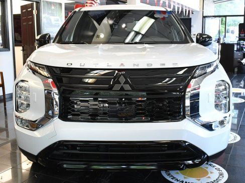 New 2026 Mitsubishi Outlander LE AWD/4WD image 2