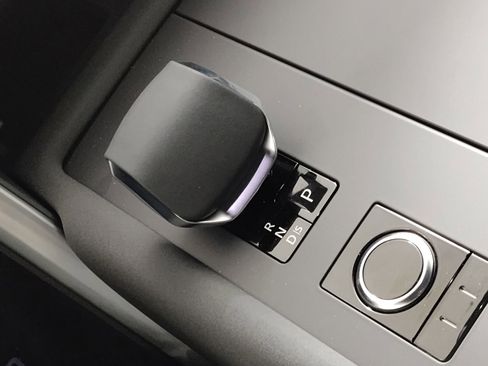 Certified 2025 Land Rover Discovery Dynamic SE image 17