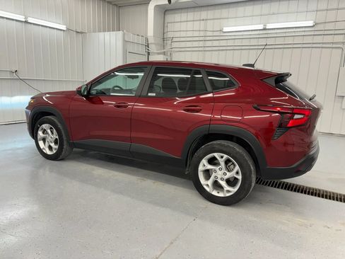 Used 2024 Chevrolet Trax LS w/ LS Convenience Package FWD image 7
