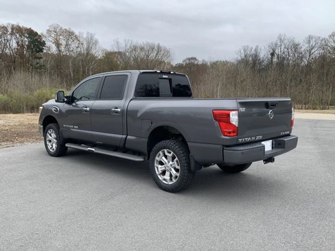 Used 2019 Nissan Titan SV w/ SV Convenience Package image 5