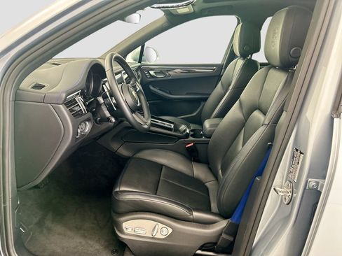 Certified 2025 Porsche Macan AWD/4WD image 5