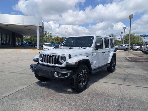 Used 2024 Jeep Wrangler Unlimited Sahara w/ Technology Group AWD/4WD image 7