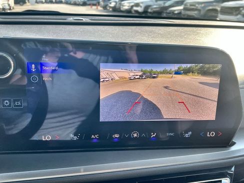 Used 2025 Chevrolet Traverse LT image 15