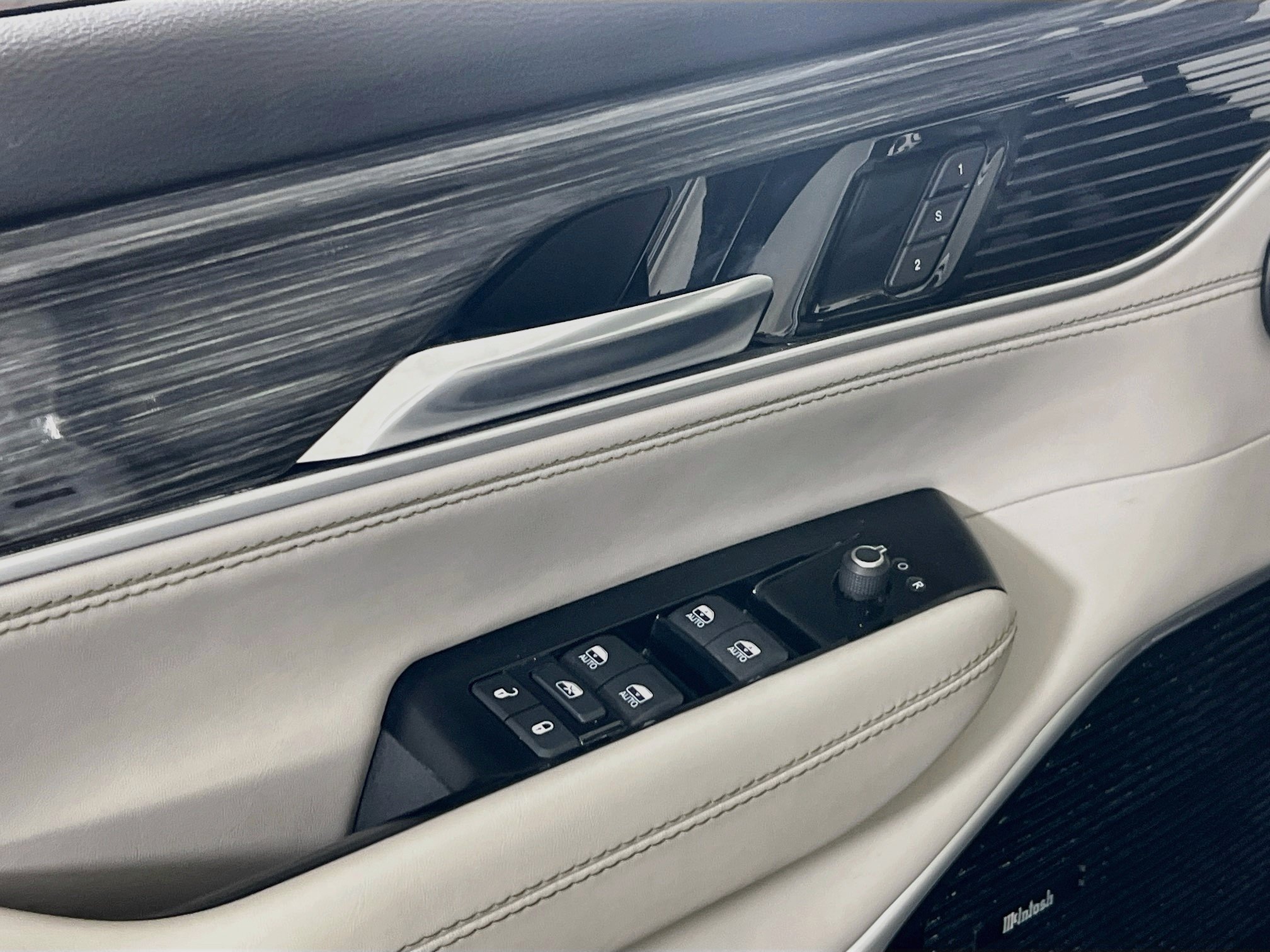 Used 2022 Jeep Wagoneer Series III w/ Premium Group I AWD/4WD image 18