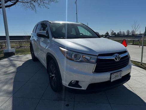 Used 2016 Toyota Highlander XLE image 2