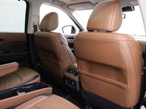 Used 2024 Nissan Pathfinder Platinum FWD image 23
