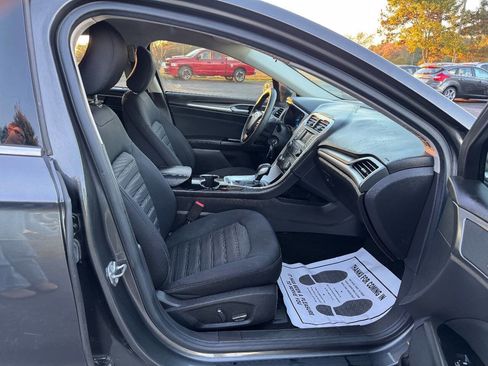 Used 2016 Ford Fusion SE image 9