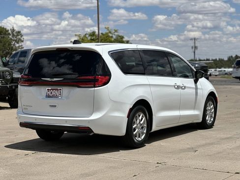 New 2025 Chrysler Pacifica Select image 3