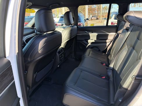 Used 2025 Jeep Grand Cherokee Limited w/ Black Appearance Package image 7