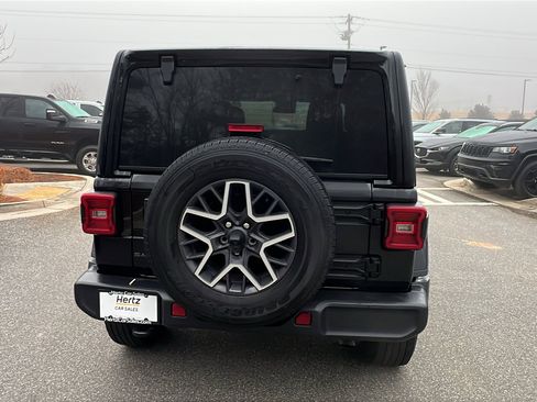 Used 2025 Jeep Wrangler Sahara image 9