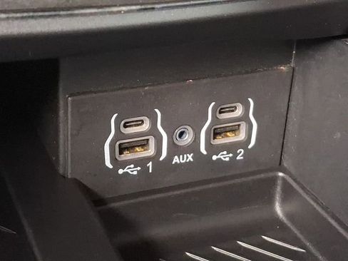 Used 2025 Chrysler Pacifica Limited image 25