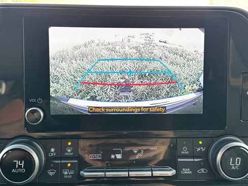 Used 2023 Toyota Highlander XLE FWD image 3