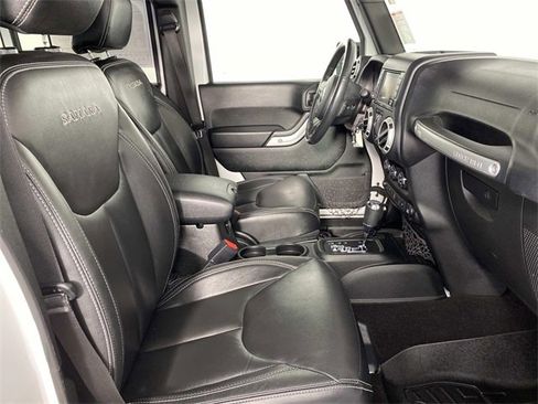 Used 2018 Jeep Wrangler Unlimited Sahara w/ Connectivity Group image 11